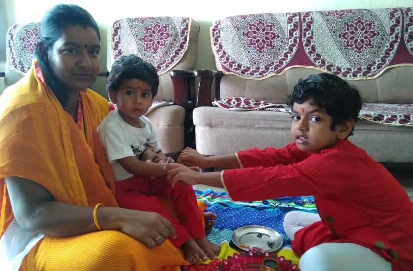 Love of brother and sister tied in silk door, festival of Raksha Bandh रेशमी डोर में बंधा भाई-बहन का प्यार, हर्षोल्लास के साथ मना रक्षाबंधन का त्योहार
