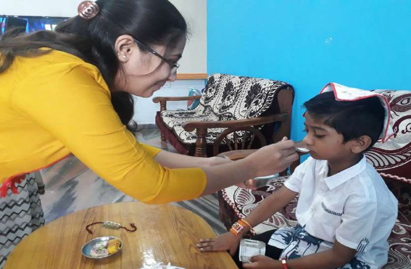 Raksha Bandhan 2020: घरों में खुशियों का माहौल, टोटल लॉकडाउन में मन रहा रक्षाबंधन पर्व Raksha Bandhan 2020: घरों में खुशियों का माहौल, टोटल लॉकडाउन में मन रहा रक्षाबंधन पर्व