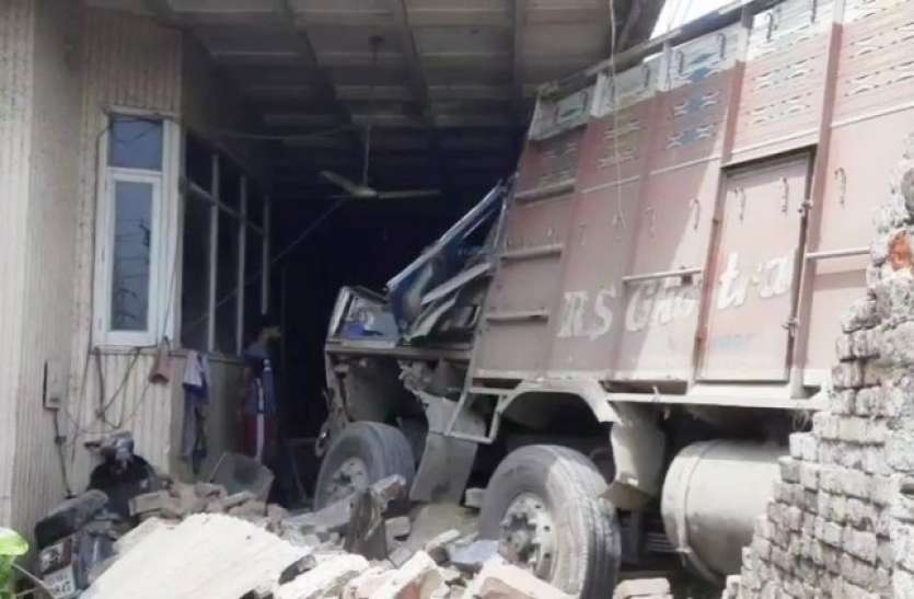 accident फैक्ट्री में घुसा ट्रक, तीन घायल