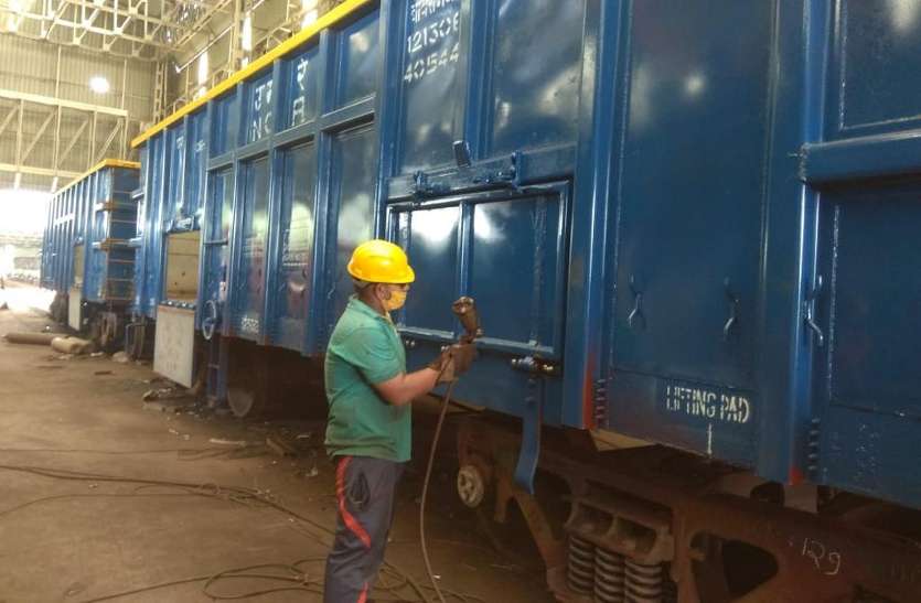Railwaymen improving the wagon जब रेल कर्मियों ने कोरोना संकट काल में रचा कीर्तिमान