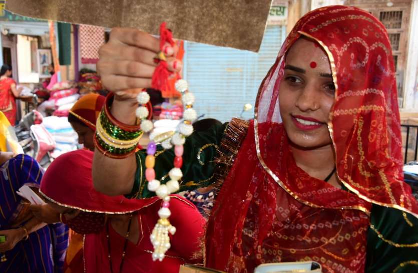 राखी Raksha Bandhan 2021: यहां भाईयों काे नहीं उनकी लाठी काे राखी बांधती हैं बहनें, जानिए क्या है 445 साल पुरानी परम्परा
