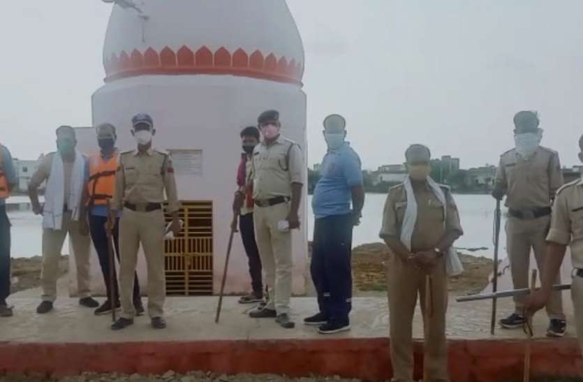 जहां उमड़ता था जनसैलाब वहां लगा पुलिस का पहरा जहां उमड़ता था जनसैलाब वहां लगा पुलिस का पहरा