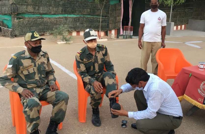 एडीएम ने चमकाए सीसुब के जवानों के जूते ! एडीएम ने चमकाए सीसुब के जवानों के जूते !