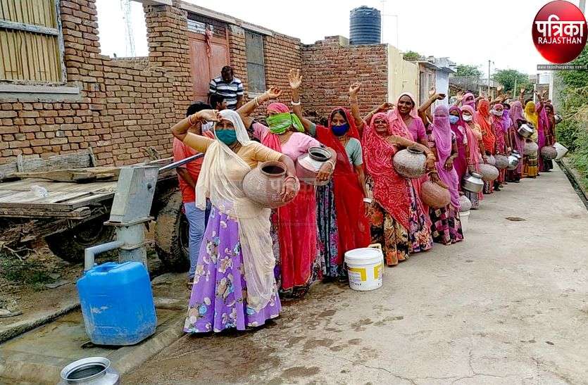 दस साल से पानी की समस्या से जूझ रहे यहां के लोग दस साल से पानी की समस्या से जूझ रहे यहां के लोग