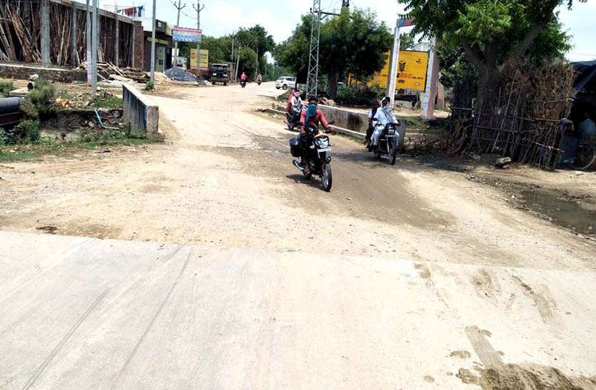संवेदक की लापरवाही से अटका निर्माण, ग्रामीणों की परेशानी बढ़ी संवेदक की लापरवाही से अटका निर्माण, ग्रामीणों की परेशानी बढ़ी