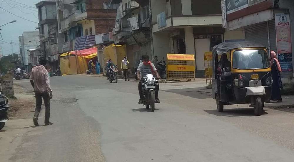 कलक्टर ने आज से 3 दिन के लॉकडाउन का जारी किया आदेश, पहले ही दिन नगर में नियमों की उड़ती रहीं धज्जियां