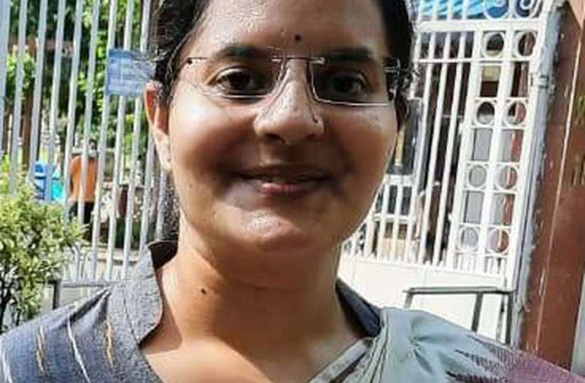 गणित में कम अंक आने पर रिपोर्ट कार्ड में खुद हस्ताक्षर करने वाली मूमल अब आईएएस गणित में कम अंक आने पर रिपोर्ट कार्ड में खुद हस्ताक्षर करने वाली मूमल अब आईएएस