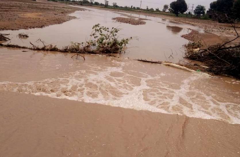 जले पर नमक ! टूटी सड़क को तेज बहाव के साथ बहा ले गई नदी जले पर नमक ! टूटी सड़क को तेज बहाव के साथ बहा ले गई नदी