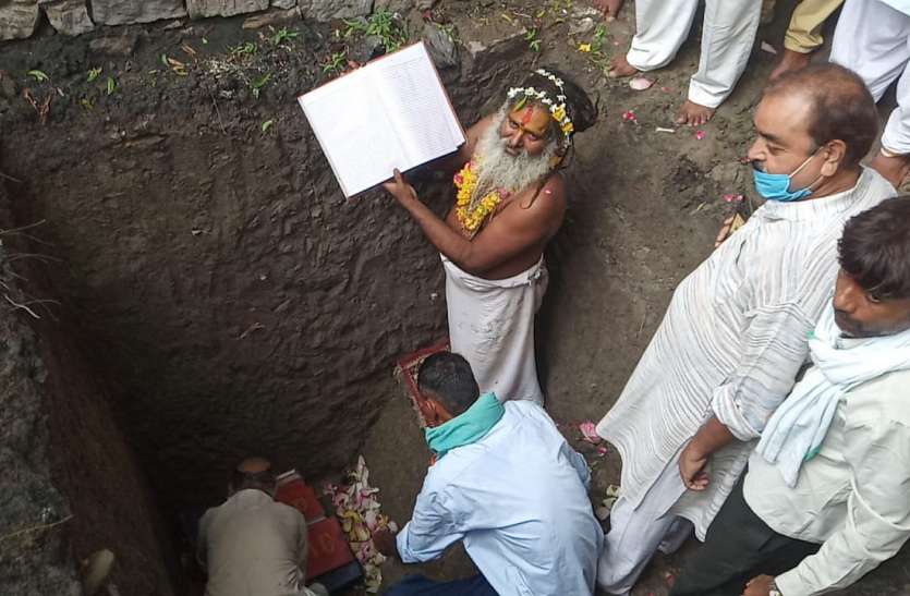 प्रयागराज से लाई गईं ईंट और 11 नदियों के जल से पूजन कर रखी राम मंदिर की आधारशिला प्रयागराज से लाई गईं ईंट और 11 नदियों के जल से पूजन कर रखी राम मंदिर की आधारशिला