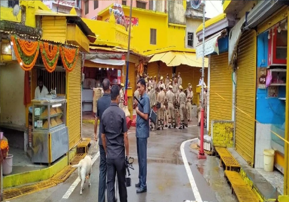 Heavy Rains Start Before Land Worship In Ayodhya - राम मंदिर निर्माण के लिए भूमि  पूजन से पहले शुरू हुई तेज बारिश, आंधी से उड़े राम नगरी में होर्डिंग-बैनर |  Patrika News