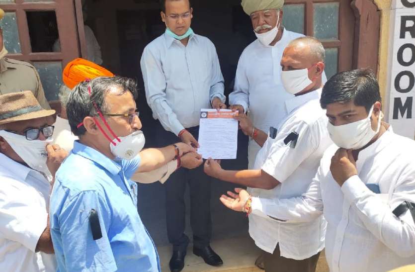 होटलों में बंद सरकार को मुक्त करवाने की मांग, राज्यपाल को भेजा ज्ञापन होटलों में बंद सरकार को मुक्त करवाने की मांग, राज्यपाल को भेजा ज्ञापन