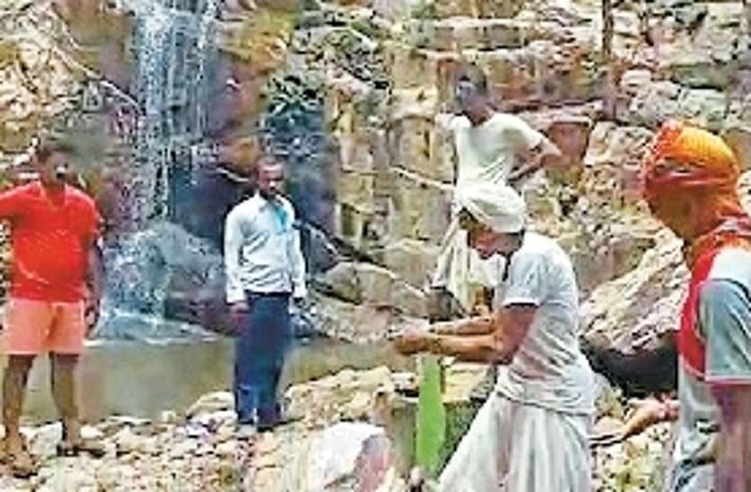 alwar_accident.jpg झरने में नहाने के बाद कपड़े पहन रहे युवक पर गिरा 200 किलो का पत्थर, शरीर के हो गए 2 टुकड़े