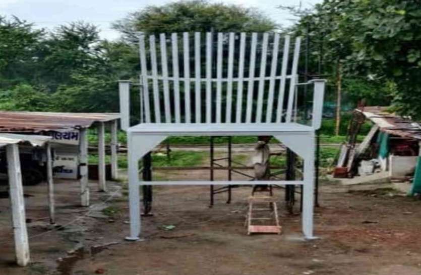 किसान ने बनाई 20 फीट की कुर्सी किसान ने बनाई 20 फीट की कुर्सी