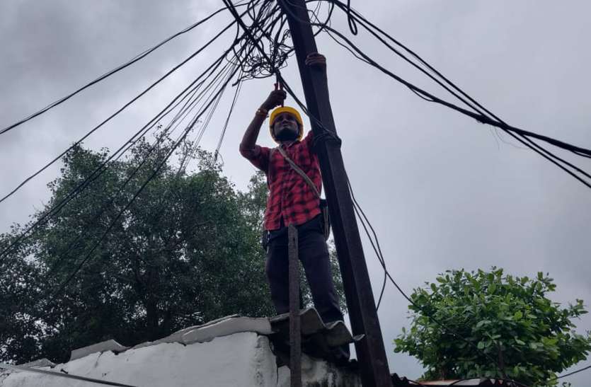 वसूली करने गए बिजली कंपनी अधिकारियों पर हमला, शिकायत दर्ज वसूली करने गए बिजली कंपनी अधिकारियों पर हमला, शिकायत दर्ज