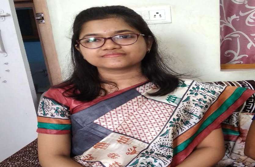 मात्र 22 साल की उम्र में IAS ऑफिसर बनी छत्तीसगढ़ की सिमी, पहले प्रयास में ही अपने इंटरव्यू से बोर्ड को कर दिया इंप्रेस मात्र 22 साल की उम्र में IAS ऑफिसर बनी छत्तीसगढ़ की सिमी, पहले प्रयास में ही अपने इंटरव्यू से बोर्ड को कर दिया इंप्रेस