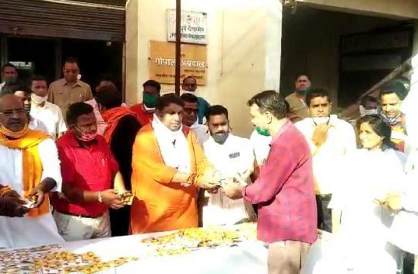 photo6147946462898661926.jpg Ram Mandir Bhumi Pujan: भाजपा ने लोगों को बांटेे 1 लाख दीप, मुस्लिम भी अपनेे घरों में जलाएंगे दियेे