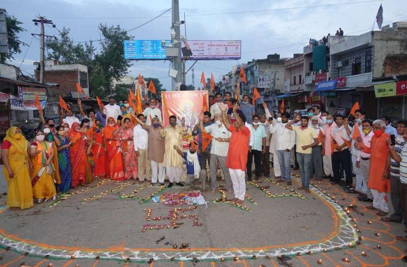 खुशी से झूम उठे रामभक्त, मनी दिवाली खुशी से झूम उठे रामभक्त, मनी दिवाली