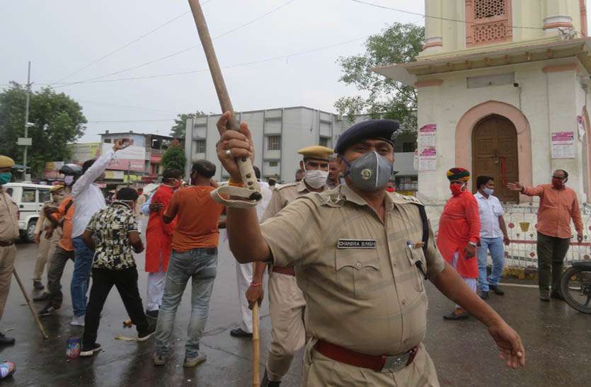 सोशल डिस्टेन्स भूले तो डिप्टी ने उठाई लाठी, कोविड-19 व धारा 144 की कराई पालना सोशल डिस्टेन्स भूले तो डिप्टी ने उठाई लाठी, कोविड-19 व धारा 144 की कराई पालना