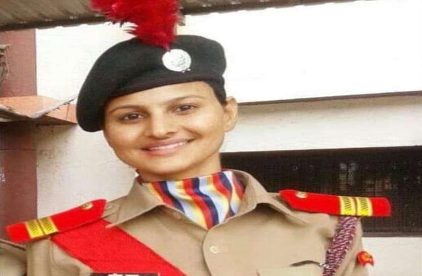 ‘नेता रैली निकाल लेते हैं और देश के रक्षक राखी भी नहीं बंधवा सकते’ LADY CONSTABLE: ‘नेता रैली निकाल लेते हैं और देश के रक्षक राखी भी नहीं बंधवा सकते’
