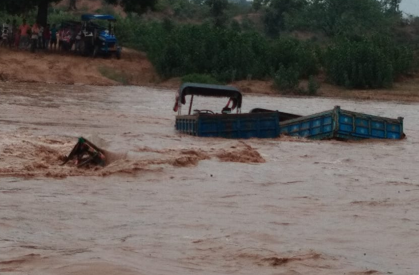रेत माफिया द्वारा अवैध खनन करना पड़ा भारी, अचानक आये बाढ़ में डूब गए ट्रैक्टर रेत माफिया द्वारा अवैध खनन करना पड़ा भारी, अचानक आये बाढ़ में डूब गए ट्रैक्टर