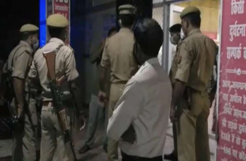 UP Top News : बांदा में प्रेमी जोड़े को पहले कुल्हाड़ी से काटा फिर जिंदा जलाया, ऑनर किलिंग में नौ गिरफ्तार UP Top News : बांदा में प्रेमी जोड़े को पहले कुल्हाड़ी से काटा फिर जिंदा जलाया, ऑनर किलिंग में नौ गिरफ्तार