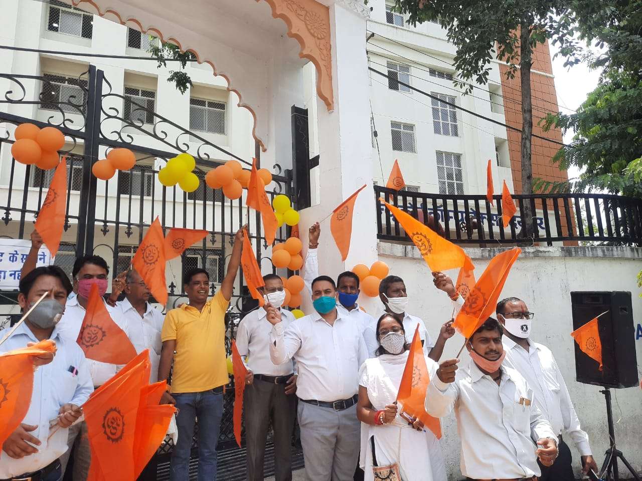 उदयपुर में कोर्ट के बाहर भाजपा विधि प्रकोष्ठ की टीम जश्न मनाते हुए।