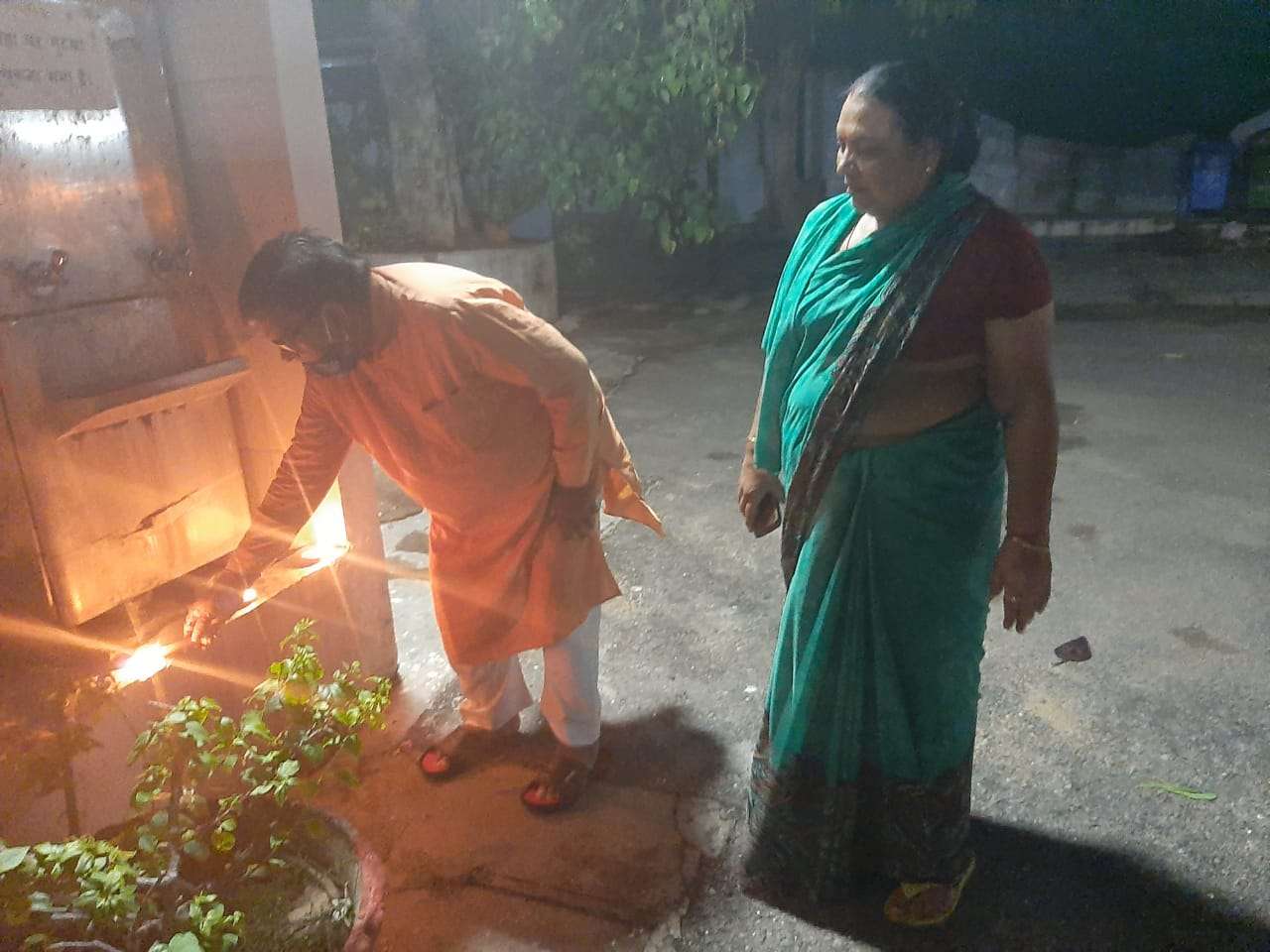 उदयपुर के विधायक व विस में नेता प्रतिपक्ष गुलाबचंद कटारिया जयपुर में आवास पर दीपक जलाते हुए।