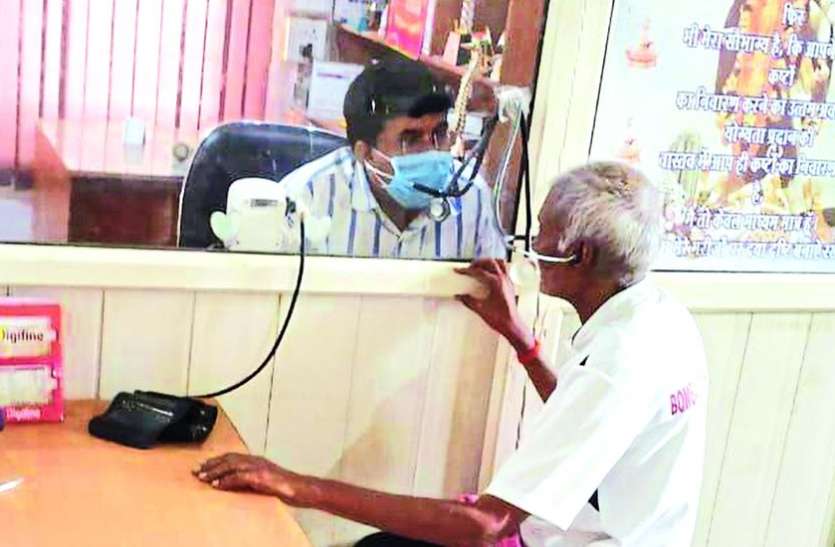 ऐसे भी हैं डॉक्टर : कोरोना काल में 700 से ज्यादा मरीजों का फ्री किया इलाज, यूं करते हैं पहचान ऐसे भी हैं डॉक्टर : कोरोना काल में 700 से ज्यादा मरीजों का फ्री किया इलाज, यूं करते हैं पहचान