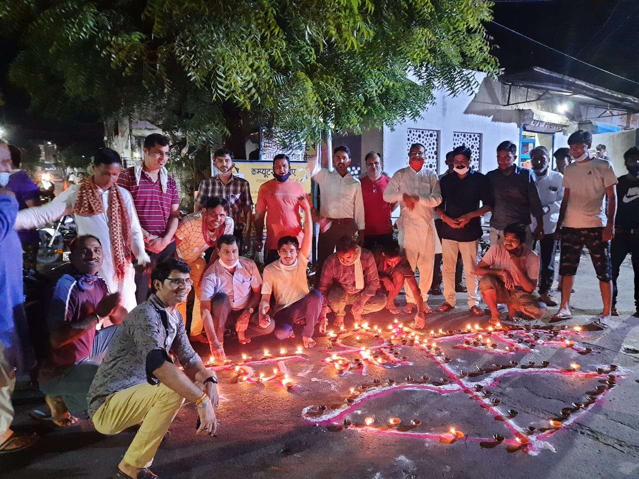 उदयपुर दीपक जलाते हुए।