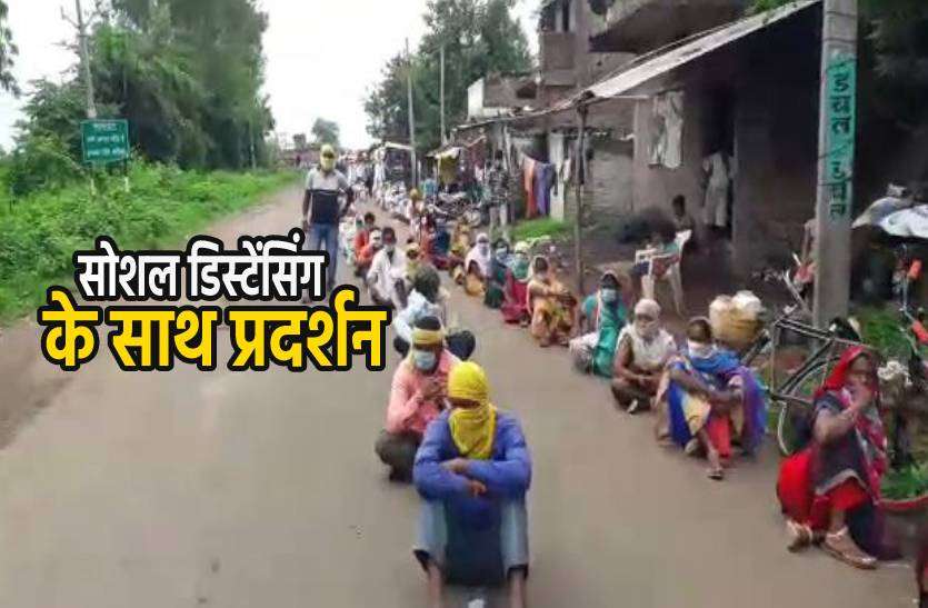 harda.jpg पुलिस ने प्रदर्शनकारियों को रोका तो सोशल डिस्टेंसिंग के साथ सड़क पर बैठ गए आदिवासी