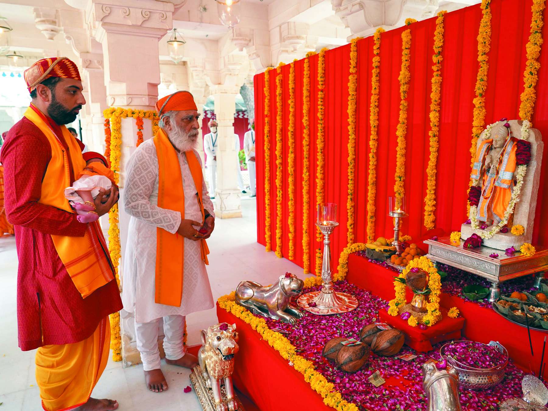 अरविंद सिंह मेवाड़ व परिवार के सदस्य।
