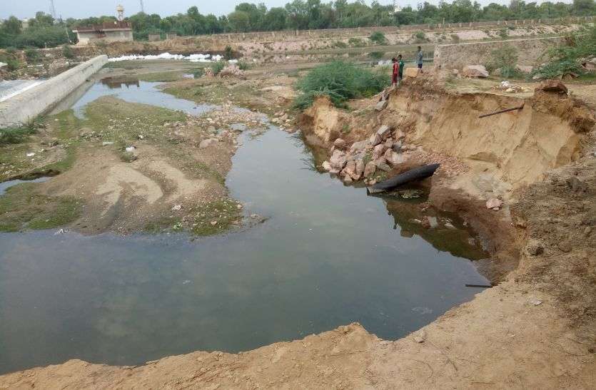 बारिश से खुली द्रव्यवती नदी की पोल, ढही सड़क बारिश से खुली द्रव्यवती नदी की पोल, ढही सड़क