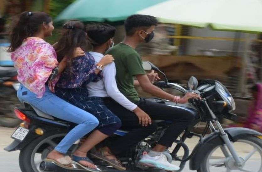 बाइक पर तीन से चार सवार, पुलिस लाचार बाइक पर तीन से चार सवार, पुलिस लाचार
