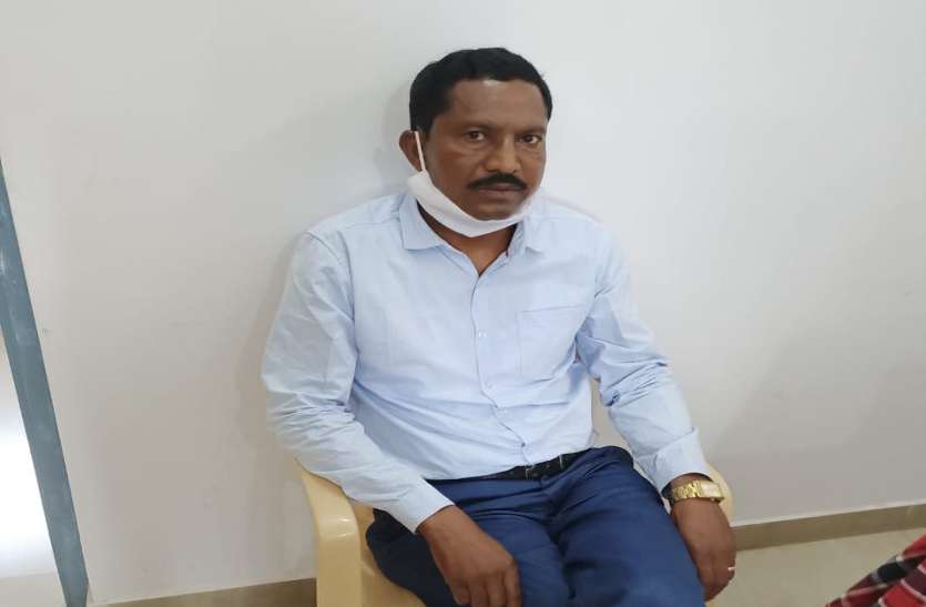 acb.jpg Breaking News: एसीबी की टीम ने आरआई को महिला से 8 हजार रुपए की रिश्वत लेते रंगे हाथों किया गिरफ्तार