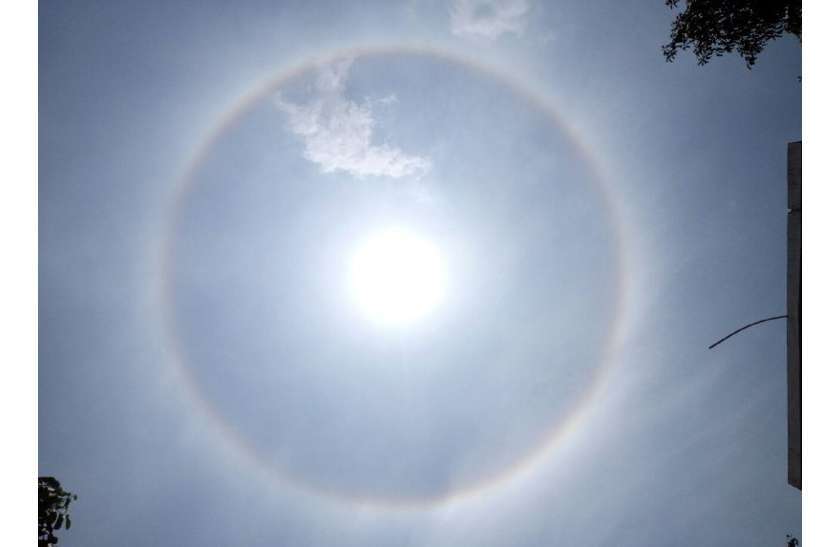 astronomical_phenomena_4881459-m.jpg आसमान में दिखा अद्भुत नजारा, सूर्य के चारों ओर गोल आकार आकृति का घेरा