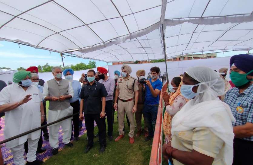 captain amarinder singh जहरीली शराब कांडः मुख्यमंत्री पहुंचे पीड़ितों से मिलने, सरकारी नौकरी समेत कई ऐलान