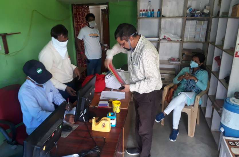 office A parallel office is being run in Rewa रीवा में समानांतर कार्यालय चला रहा था घोटाले का आरोपी निलंबित बाबू, अफसरों का छापा