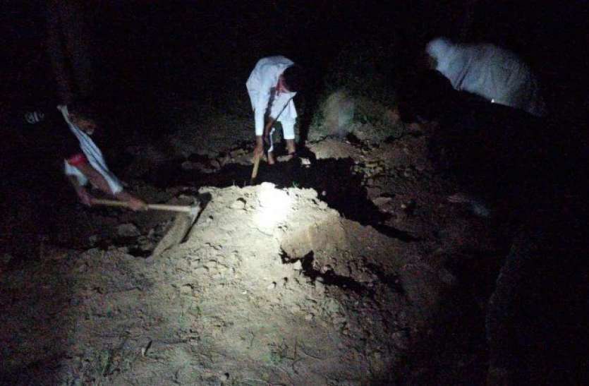 shamli-1.jpg शामली पहुंची दिल्ली पुलिस ने रात काे खुदवाई कब्र, कब्जे में लिया शव