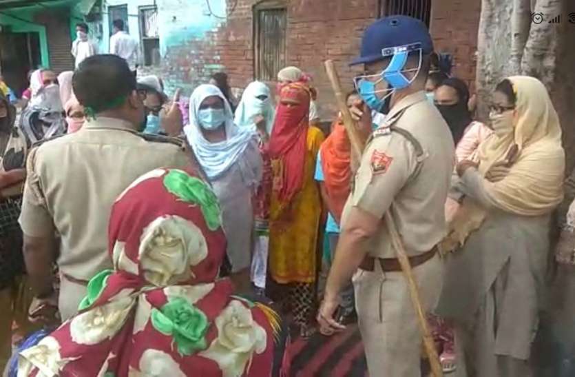 wine_shope.jpg गाजियाबाद में शराब की दुकान के खिलाफ महिलाओं का हंगामा, घंटों चला हाईवाेल्टेज ड्रामा