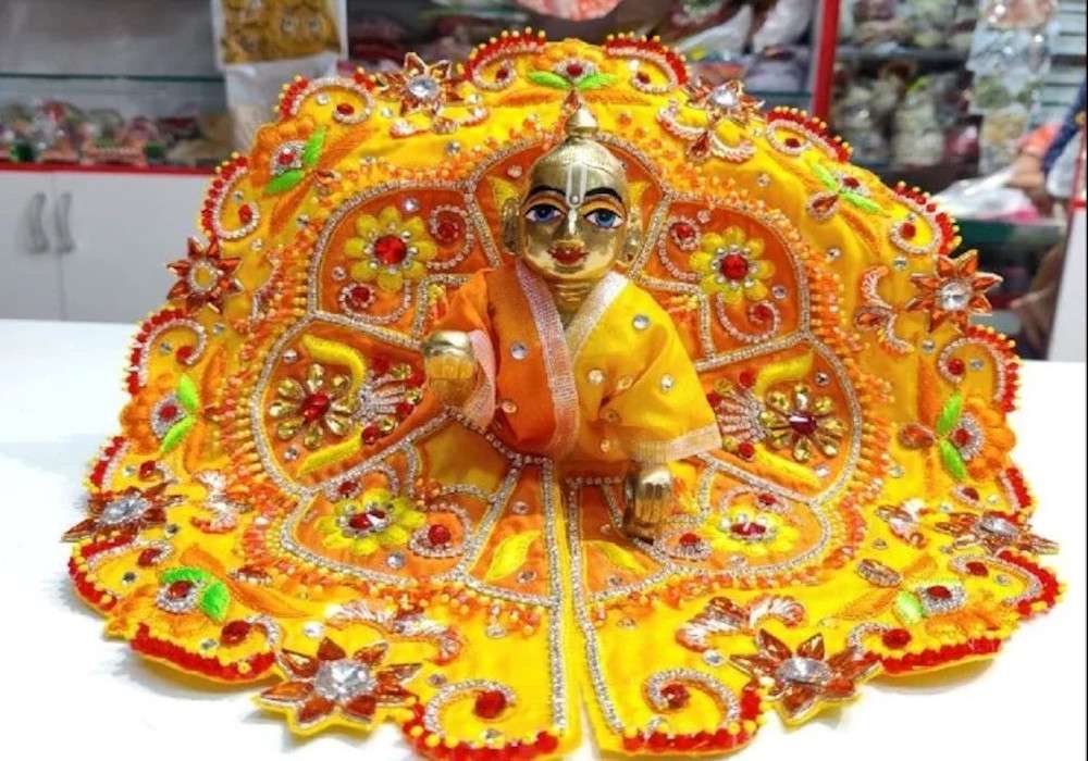 Janmanshtami 2020: ब्रज के मुस्लिमों ने पेश की भाईचारे की मिसाल, जन्माष्टमी के लिए तैयार कर रहे श्रीकृष्ण की पोशाक