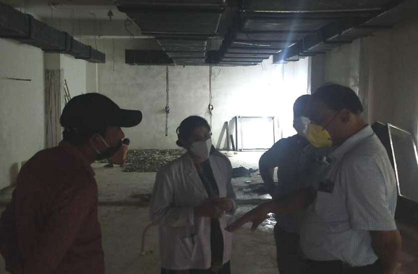 CS taking stock of ongoing work in ICU ward. मरीजों को इमरजेंसी में मिलेगी सात वेंटिलेटर की सुविधा