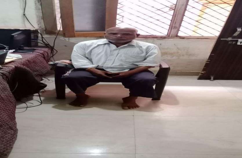 भक्ति की अनूठी मिसाल:राम मंदिर निर्माण तक चप्पल नहीं पहनने का लिया था संकल्प, 30 साल बाद अब पहनेंगे भक्ति की अनूठी मिसाल:राम मंदिर निर्माण तक चप्पल नहीं पहनने का लिया था संकल्प, 30 साल बाद अब पहनेंगे