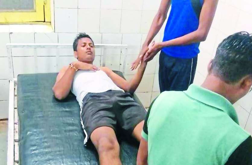 बारिश में मस्ती कर रहे युवकों पर आकाशीय बिजली गिरी, एक की मौत, दो बाल-बाल बचे बारिश में मस्ती कर रहे युवकों पर आकाशीय बिजली गिरी, एक की मौत, दो बाल-बाल बचे