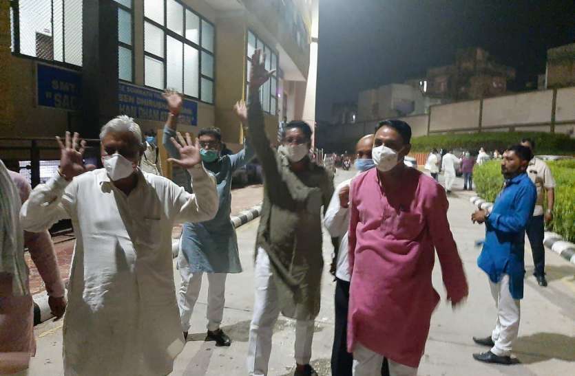 Rajasthan Political crisis: राजस्थान से आए भाजपा विधायक सोमनाथ से भेजे गए अज्ञात स्थल Rajasthan Political crisis: राजस्थान से आए भाजपा विधायक सोमनाथ से भेजे गए अज्ञात स्थल