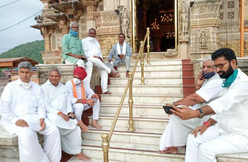 उदयपुर जिले व संभाग के कुछ विधायक गुजरात के एक मंदिर में। बाड़ाबंद भाजपा विधायकों को दी सख्त हिदायत, एमएलए अभी गुजरात के रिसोर्ट में