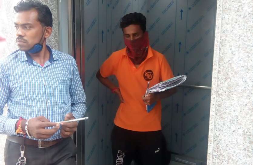 रेलवे स्टेशन पर लिफ्ट का ट्रायल रेलवे स्टेशन पर लिफ्ट बनकर तैयार ट्रायल हुआ शुरू
