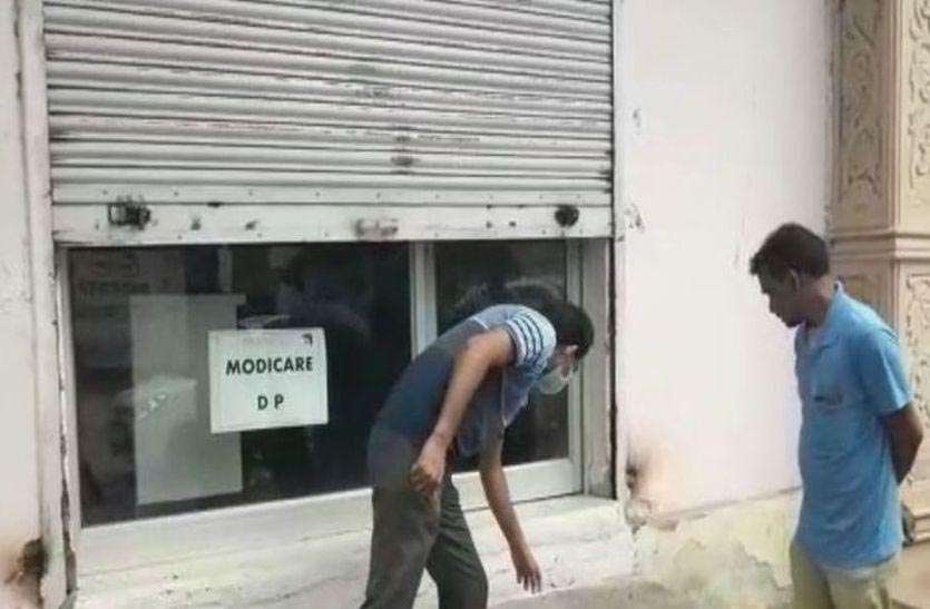 चोरों ने दुकान में नकदी व अन्य सामान पर किया हाथ साफ चोरों ने दुकान में नकदी व अन्य सामान पर किया हाथ साफ