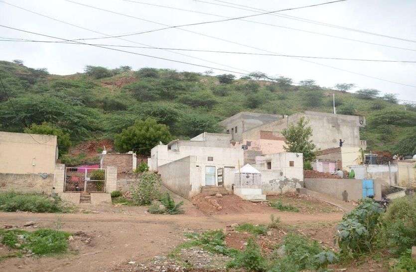 illegal capture on rocks Big issue: अजमेर में पहाड़ों कर खड़े हो रहे बस्तियों के पहाड़
