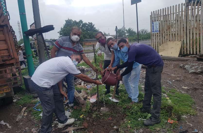 HARIT PRADESH: सूरत की धरा को हरा-भरा बनाने में जुटे प्रकृति प्रेमी HARIT PRADESH: सूरत की धरा को हरा-भरा बनाने में जुटे प्रकृति प्रेमी
