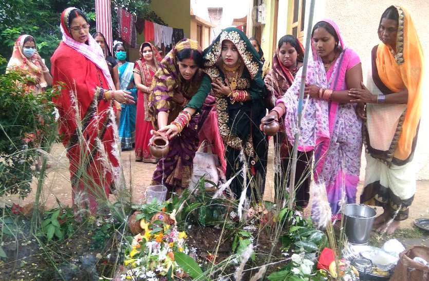 कमरछठ व्रत: संतान की लंबी आयु के लिए माताओं ने रखा निर्जला व्रत, सगरी बनाकर की शिव-पार्वती की पूजा कमरछठ व्रत: संतान की लंबी आयु के लिए माताओं ने रखा निर्जला व्रत, सगरी बनाकर की शिव-पार्वती की पूजा